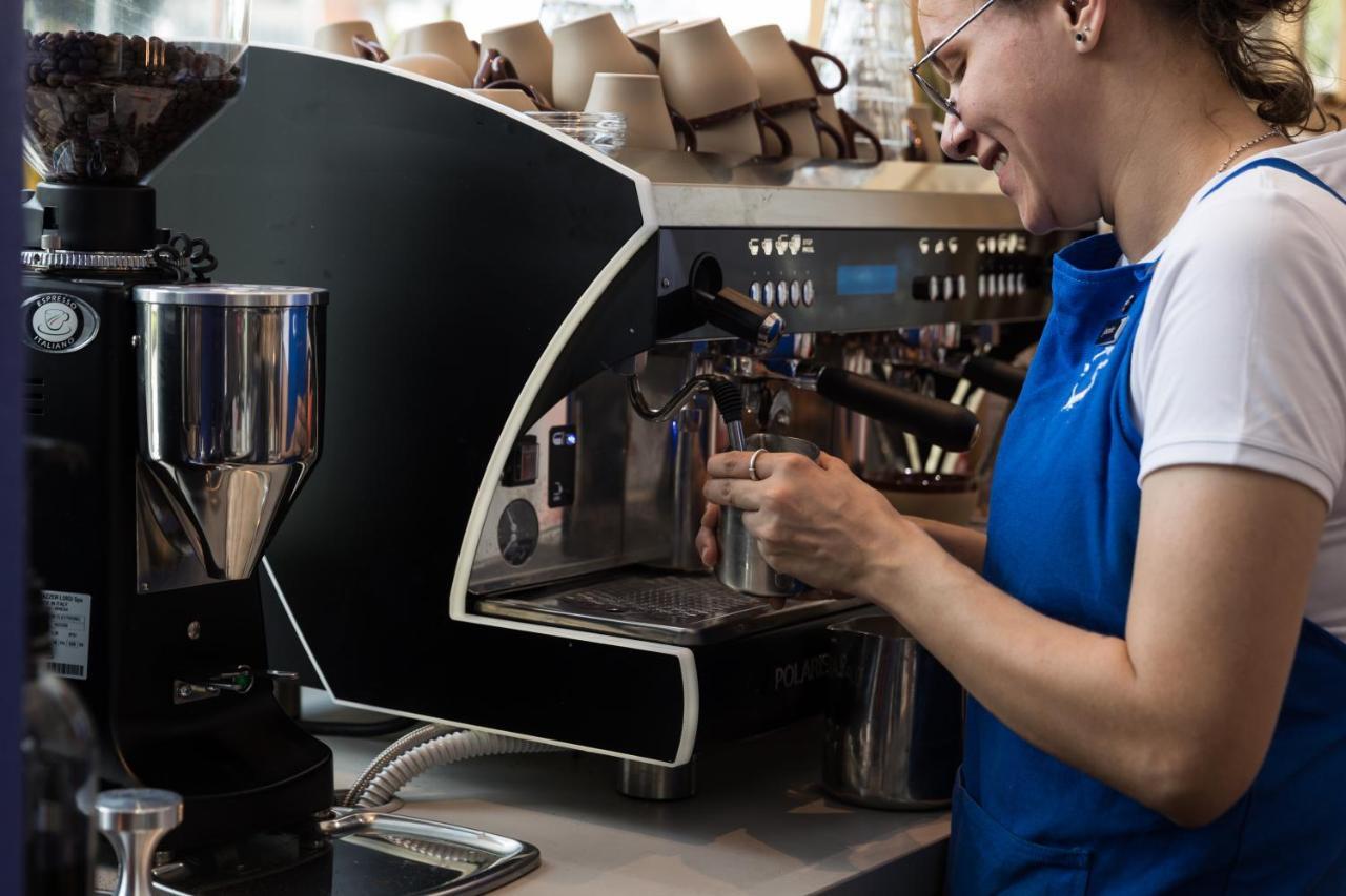 贝利克里斯托布鲁克酒店 凱恩斯 外观 照片 A barista making coffee